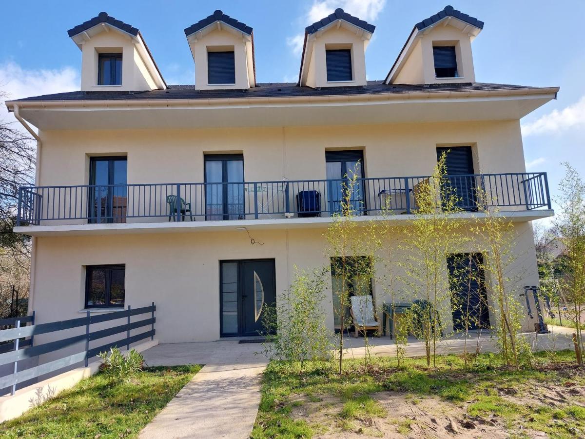 Residence De La Gare, Chambre Meublee Лонжумо Екстер'єр фото