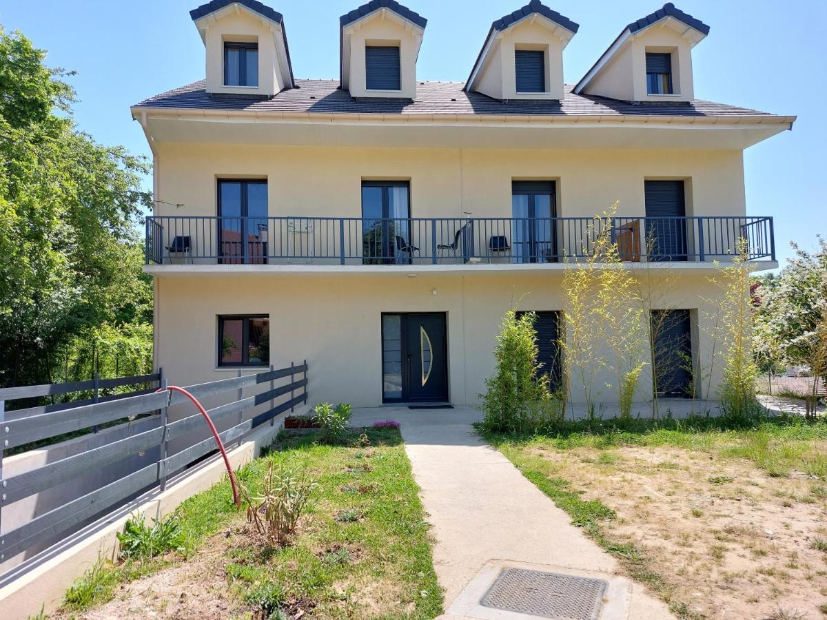 Residence De La Gare, Chambre Meublee Лонжумо Екстер'єр фото